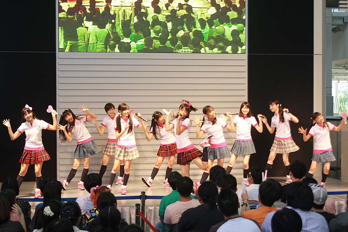 写真は第1部「NYデイリータイムズ創刊160周年記念 いつだって号外爽快予想外エビ中ライブ！」の様子。