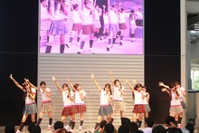 写真は第1部「NYデイリータイムズ創刊160周年記念 いつだって号外爽快予想外エビ中ライブ！」の様子。