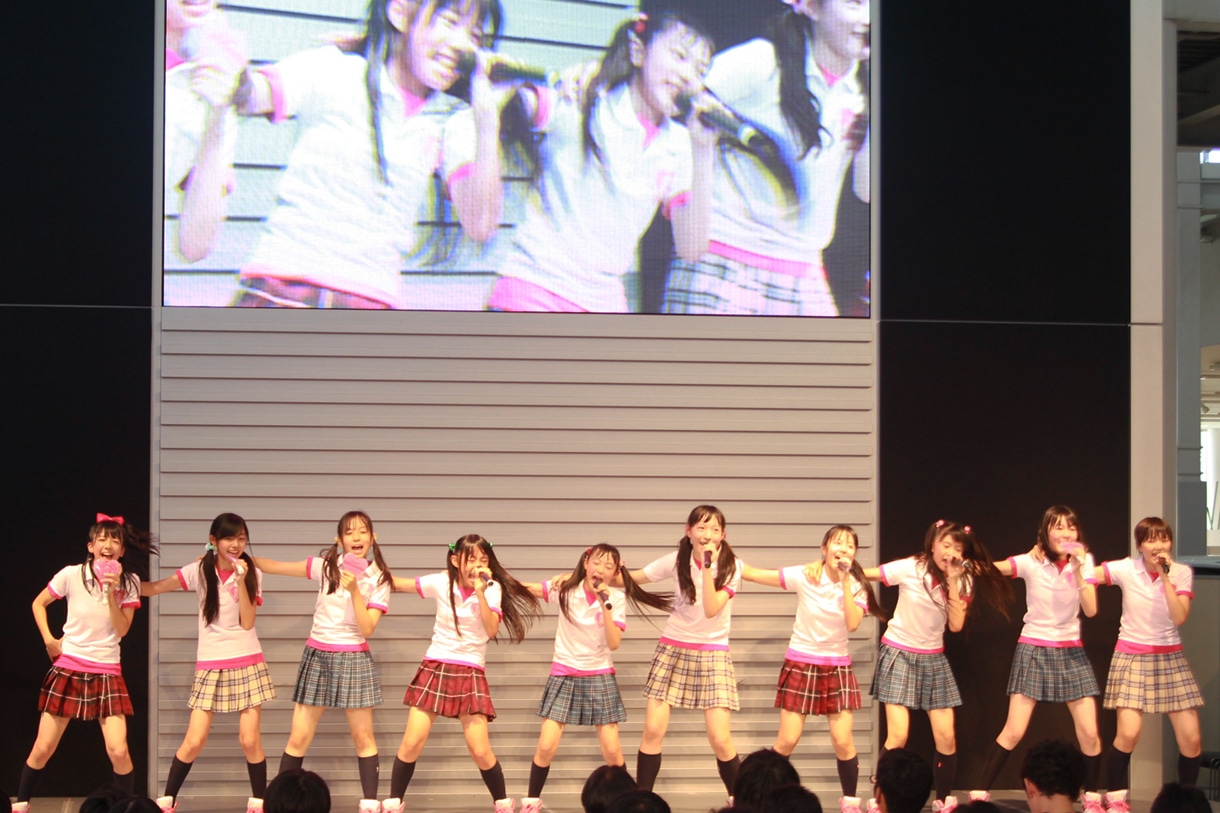 写真は第1部「NYデイリータイムズ創刊160周年記念 いつだって号外爽快予想外エビ中ライブ！」の様子。