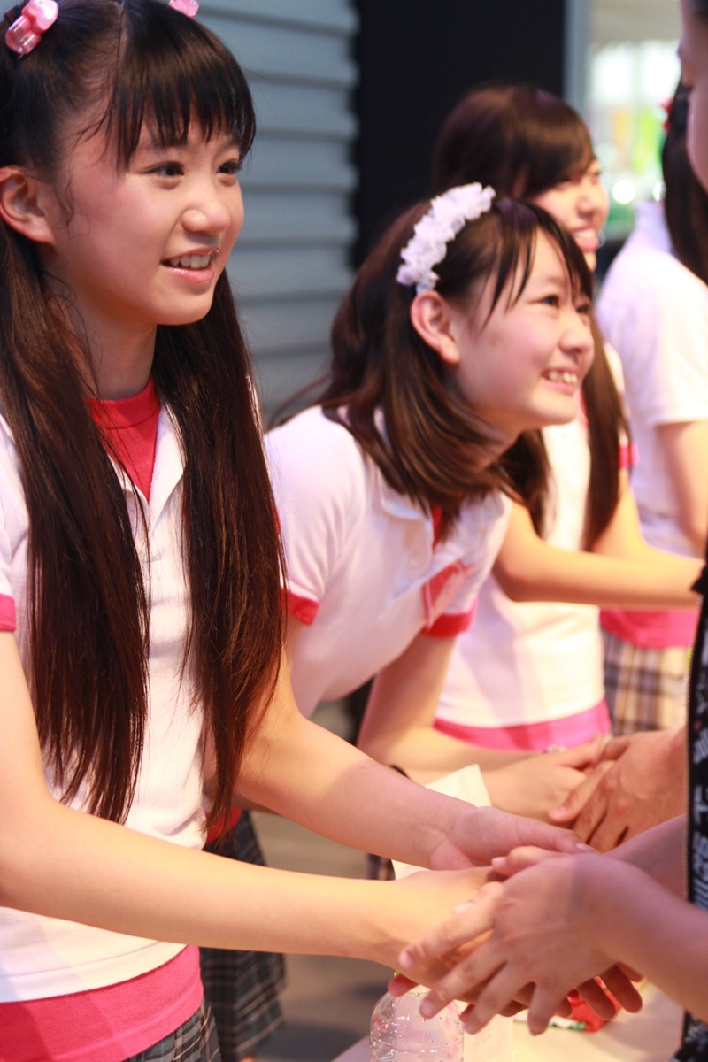 第1部終了後の握手会の様子。