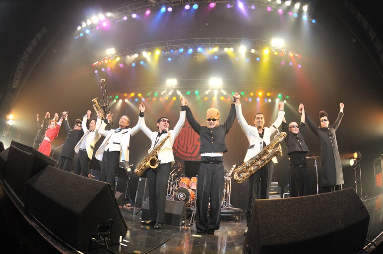 氣志團メンバーは黒に金ボタンの学ラン＆ボンタン、スカパラホーンズは白のジャケット、まちゃまちゃ（写真左端）は真っ赤なセーラー服でアンコールに挑んだ。（撮影：小川舞）