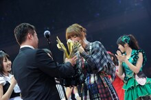 優勝トロフィーを受け取る篠田麻里子（写真中央）。 (C)AKS