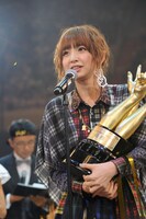 優勝トロフィーを手にした篠田麻里子。 (C)AKS