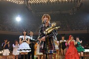 優勝スピーチをする篠田麻里子。 (C)AKS