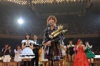 優勝スピーチをする篠田麻里子。 (C)AKS