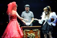 今週の人気の画像8位は「AKB48じゃんけん選抜詳細レポ『新しいAKBの形見えた』」より、2回戦の小嶋陽菜（写真左）vs 高橋みなみ（右）。 (C)AKS