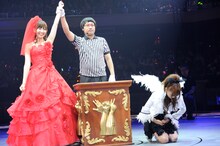 昨年同様、幸運を呼ぶ赤い服を身にまとい勝利を手にした小嶋陽菜（写真左）。 (C)AKS