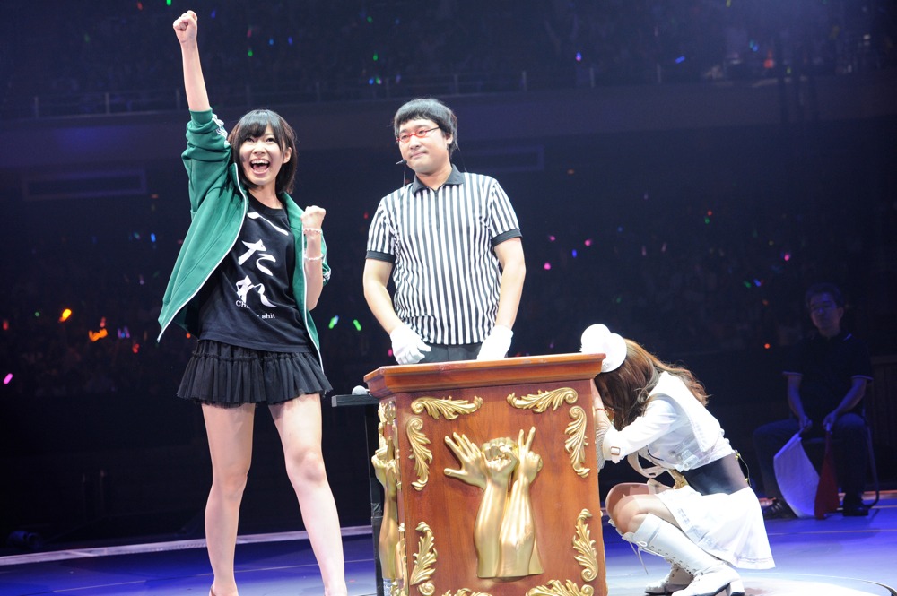 2回戦より、昨年の王者・内田眞由美（写真右）に打ち勝った指原莉乃（左）。 (C)AKS
