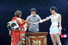 2回戦より、大島優子（写真左）vs 前田亜美（右）。 (C)AKS