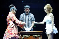 2回戦より、北原里英（写真左）vs 板野友美（右）。 (C)AKS