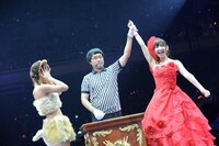 3回戦より、高城亜樹（写真左）vs 小嶋陽菜（右）。 (C)AKS