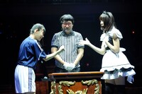 準決勝より、小林茉里奈（写真左）vs 藤江れいな（右）。 (C)AKS