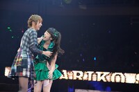 今週の人気の画像10位は「AKB48じゃんけん選抜詳細レポ『新しいAKBの形見えた』」より、篠田麻里子、峯岸みなみ。 (C)AKS