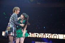 写真左から篠田麻里子、峯岸みなみ。 (C)AKS