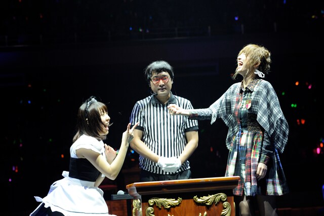 決勝戦の様子。写真左から藤江れいな、山里亮太、篠田麻里子。 (C)AKS