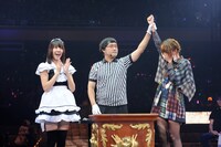 優勝しうれし涙を流す篠田麻里子（写真右）。 (C)AKS