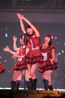 じゃんけん大会終了後のミニライブより、秋元才加（写真中央）。