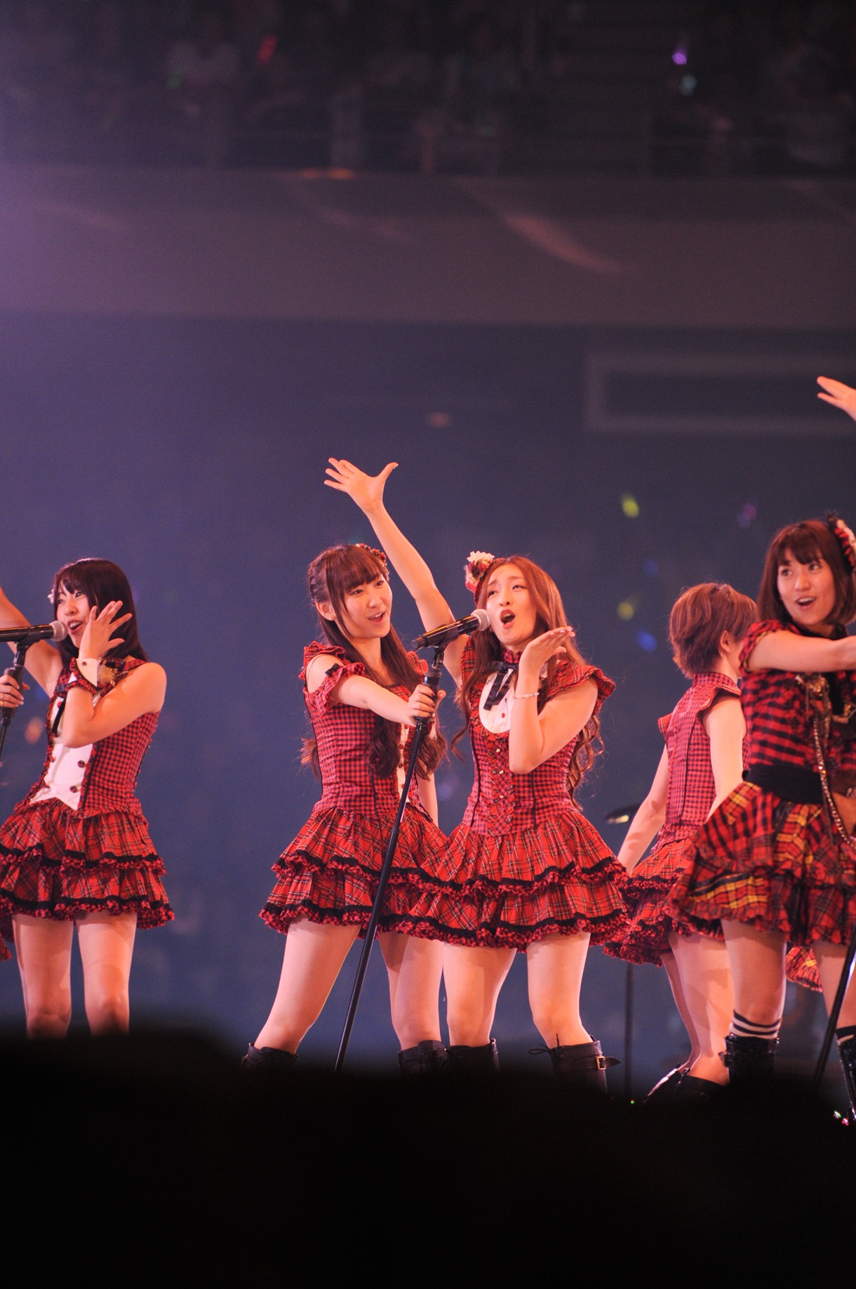 じゃんけん大会終了後のミニライブより。写真左から藤江れいな、仁藤萌乃、梅田彩佳、大島優子。