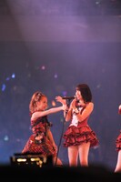 じゃんけん大会終了後のミニライブより。写真左から板野友美、藤江れいな。