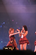 じゃんけん大会終了後のミニライブより。写真左から板野友美、藤江れいな。