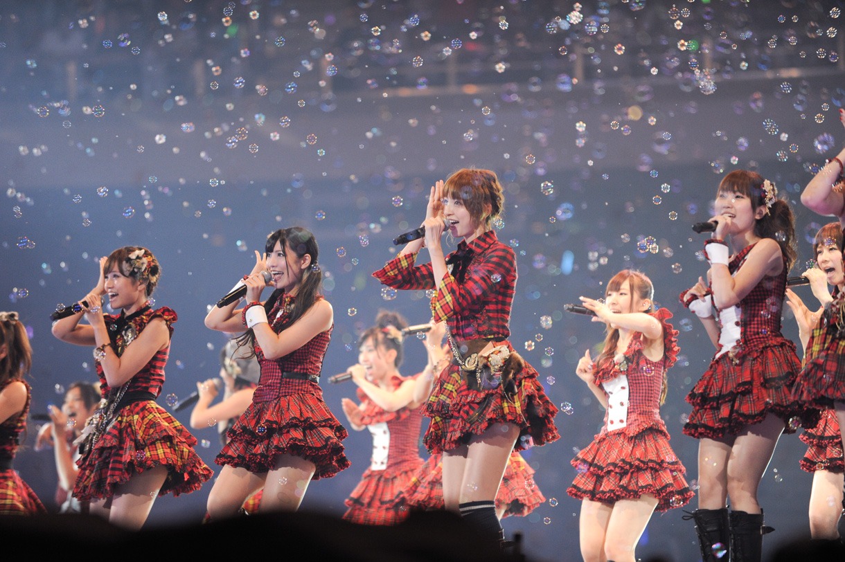 じゃんけん大会終了後のミニライブより。写真左から前田敦子、倉持明日香、篠田麻里子、中田ちさと。