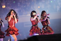 じゃんけん大会終了後のミニライブより。写真左から秋元才加、峯岸みなみ、板野友美。