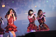 じゃんけん大会終了後のミニライブより。写真左から秋元才加、峯岸みなみ、板野友美。