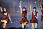 じゃんけん大会終了後のミニライブより。写真左から梅田彩佳、小嶋陽菜、田名部生来。