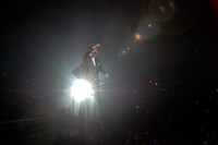 クレーンに乗って登場したMCの福澤朗。