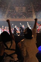 出演者、観客と一緒に「1、2、3、ダーッ！」をするアントニオ猪木（写真中央）。