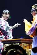 桑原みずき（SKE48チームS / 写真右）と対戦する横山由依（チームK / 左）。