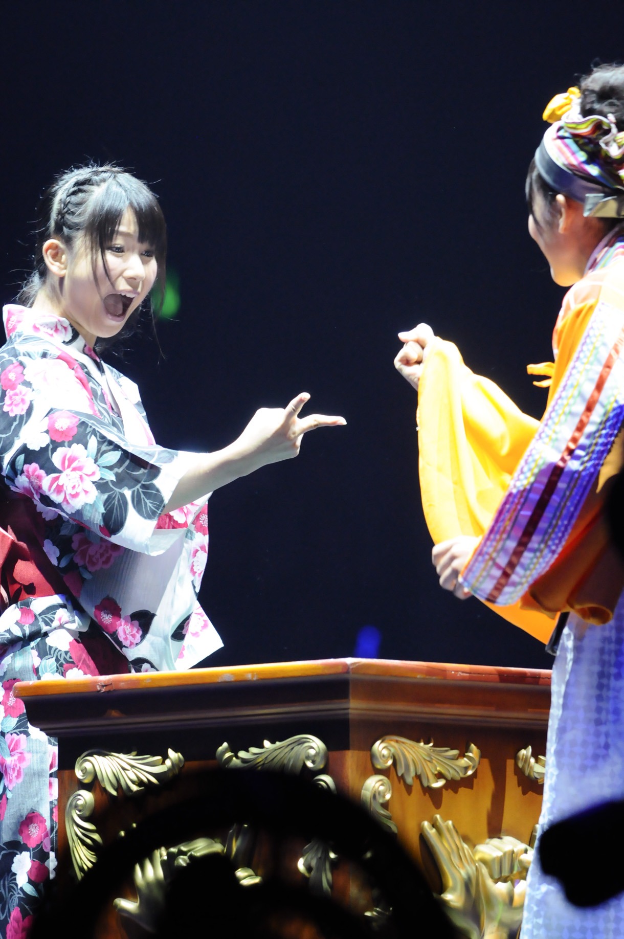 桑原みずき（SKE48チームS / 写真右）と対戦する横山由依（チームK / 左）。