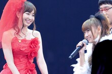 写真左から小嶋陽菜（チームA）、高橋みなみ（チームA）。