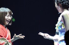 前田亜美（チームA / 写真右）と対戦する大島優子（チームK / 左）。