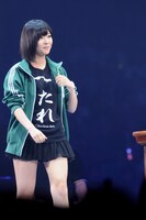 「へたれ（Chicken shit）」Tシャツを着て対戦に臨む指原莉乃（チームA）。