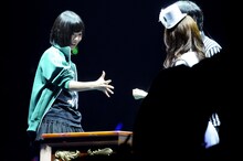 昨年の覇者、内田眞由美（チームK / 写真右）と対戦する指原莉乃（チームA / 左）。