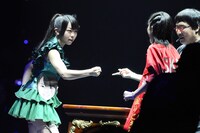 松井珠理奈（SKE48チームS / 写真右）と対戦する峯岸みなみ（チームK / 左）。