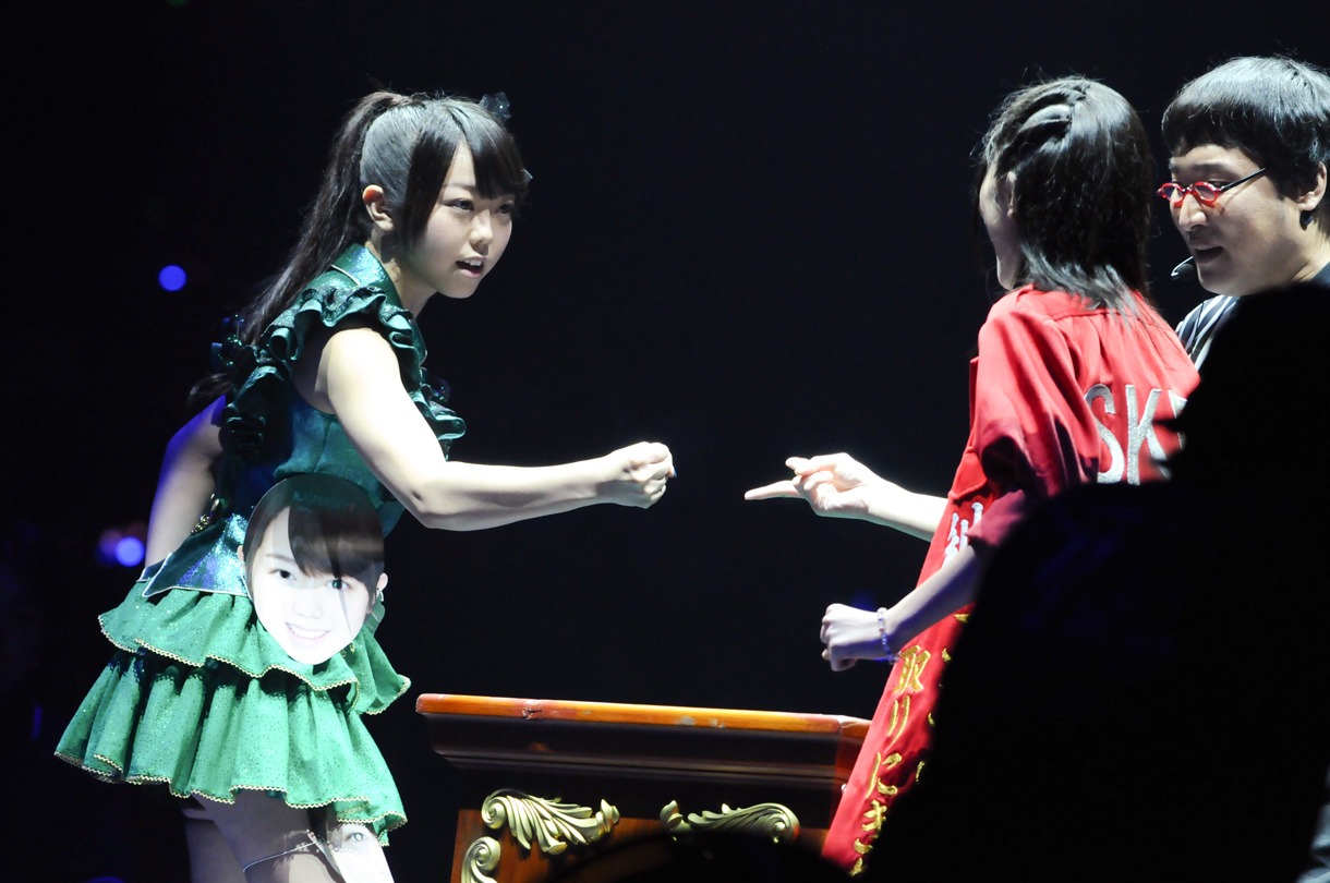 松井珠理奈（SKE48チームS / 写真右）と対戦する峯岸みなみ（チームK / 左）。