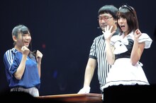 小林茉里奈（研究生 / 写真左）と対戦する藤江れいな（チームK / 右）。