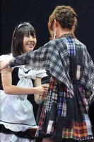 決勝戦の様子。写真左から藤江れいな（チームK）、篠田麻里子（チームA）。