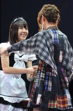 決勝戦の様子。写真左から藤江れいな（チームK）、篠田麻里子（チームA）。