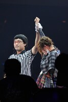 優勝しうれし涙を流す篠田麻里子（写真右）。