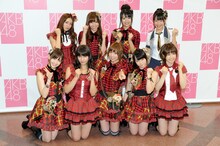 じゃんけん大会終了後のフォトセッションより。写真前列左から小嶋陽菜、秋元才加、篠田麻里子、峯岸みなみ、大家志津香、後列左から梅田彩佳、河西智美、北原里英、桑原みずき。