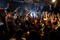 写真はSCANDAL台湾公演の模様。