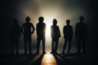 公開された6人のシルエット。