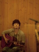 秦基博、カンロのど飴CMに新曲「トラノコ」書き下ろし