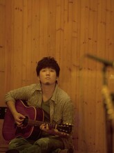 2006年11月8日のシングル「シンクロ」でのデビューから、もうすぐ丸5年を迎える秦基博。