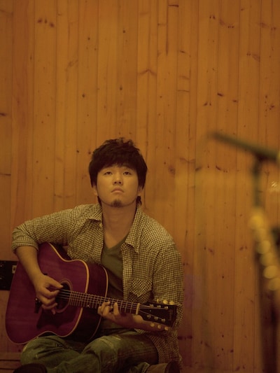 秦基博は11月23日に初のビデオクリップ集「BEST MUSIC CLIPS 2006-2011」をリリースする。