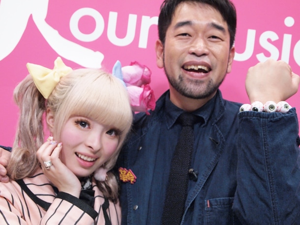 トーク収録時の槇原敬之（写真右）ときゃりーぱみゅぱみゅ（左）。