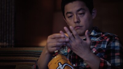 シドのニューシングル「いつか」のテレビCMで、リング状のスナック菓子を指にはめるスピードワゴン井戸田。